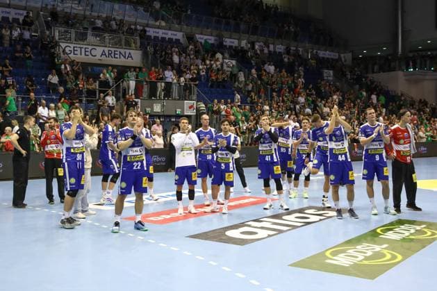 03.09.2025, xtgx, SC Magdeburg - ThSV Eisenach v.l. Eisenach bedankt sich bei den Fans, enttaeuscht, schaut enttaeuscht, niedergeschlagen, disappointed Magdeburg