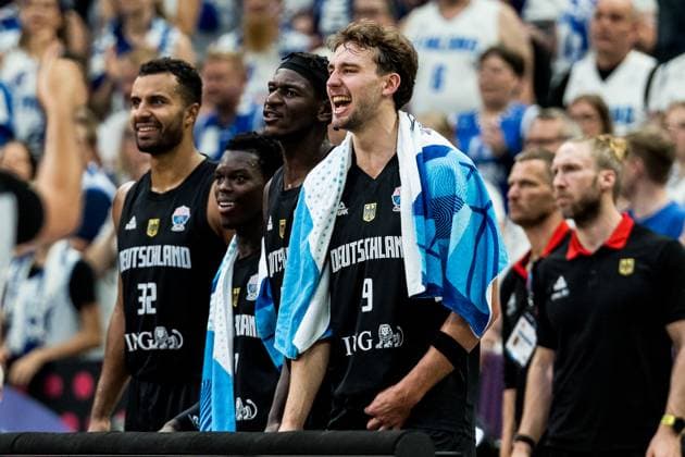 FIBA EuroBasket 2025: Finnland - Deutschland; 03.09.2025 Die deutsche Bank lachend Johannes Thiemann (Deutschland, 32), Dennis Schröder (Deutschland, 17), Isaac Bonga (Deutschland, 0), Franz Wagner (Deutschland, 9) FIBA EuroBasket 2025: Finnland - Deutschland, Tampere, Nokia Arena am 03.09.2025 Copyright: xBEAUTIFULxSPORTS Wunderlx
