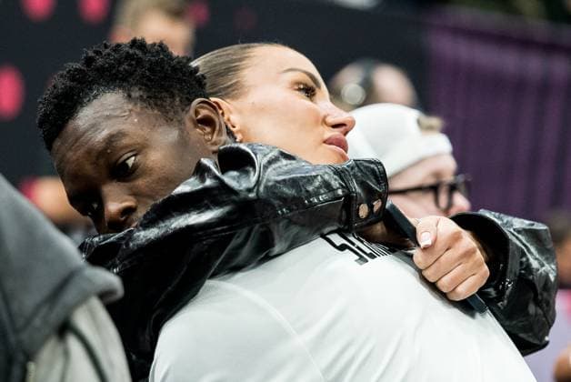 FIBA EuroBasket 2025: Finnland - Deutschland; 03.09.2025 Dennis Schröder (Deutschland, 17) und seine Frau Ellen umarmen sich nach dem Spiel FIBA EuroBasket 2025: Finnland - Deutschland, Tampere, Nokia Arena am 03.09.2025 *** FIBA EuroBasket 2025 Finland Germany 03 09 2025 Dennis Schröder Germany, 17 and his wife Ellen hug after the match FIBA EuroBasket 2025 Finland Germany, Tampere, Nokia Arena on 03 09 2025 Copyright: xBEAUTIFULxSPORTS Wunderlx