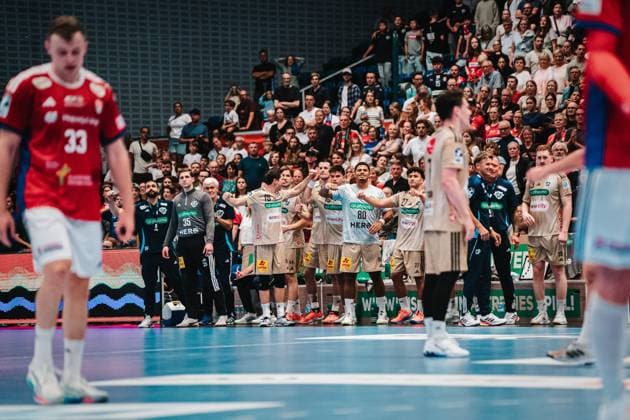 HBL: HSV Hamburg vs. TSV Hannover-Burgdorf, 03.09.25 Die Bank von TSV Hannover-Burgdorf feiert den Sieg; HBL: HSV Hamburg vs. TSV Hannover-Burgdorf am 03.09.2025 in der Sporthalle Hamburg, Hamburg Copyright: xBEAUTIFULxSPORTS Tonhäuserx