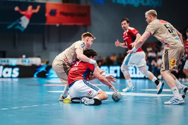 HBL: HSV Hamburg vs. TSV Hannover-Burgdorf, 03.09.25 Elias Kofler (HSV Hamburg, 6) und Vilhelm Poulsen (TSV Hannover-Burgdorf, 9) kämpfen um den Ball am Boden; HBL: HSV Hamburg vs. TSV Hannover-Burgdorf am 03.09.2025 in der Sporthalle Hamburg, Hamburg Copyright: xBEAUTIFULxSPORTS Tonhäuserx
