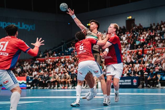 HBL: HSV Hamburg vs. TSV Hannover-Burgdorf, 03.09.25 Elias Kofler (HSV Hamburg, 6) und Einar Olafsson (HSV Hamburg, 23) blocken Ren?rs Uö?ins (TSV Hannover-Burgdorf, 10); HBL: HSV Hamburg vs. TSV Hannover-Burgdorf am 03.09.2025 in der Sporthalle Hamburg, Hamburg Copyright: xBEAUTIFULxSPORTS Tonhäuserx