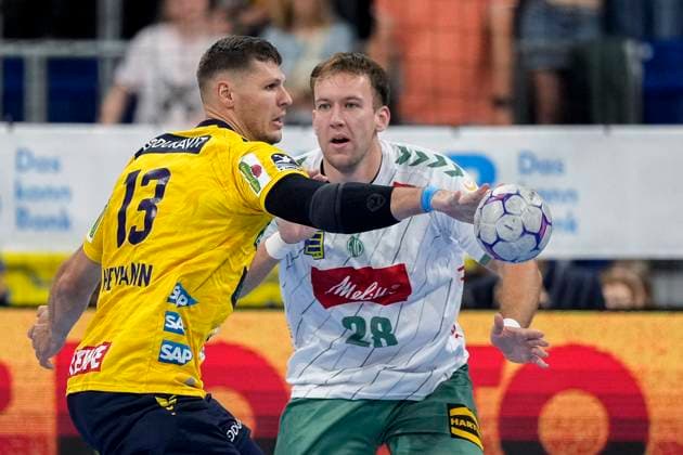 v.li.: Sebastian Heymann (RNL, 13), Tom Bergner (GWD, 28), Zweikampf, Spielszene, Duell, duel, tackle, tackling, Dynamik, Action, Aktion, 03.09.2025, Mannheim (Deutschland), Handball, Bundesliga, Rhein-Neckar Löwen - TSV GWD Minden