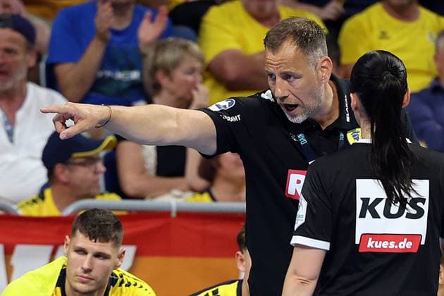03.09.2025, xrekx, Handball Daikin HBL, Rhein Neckar Loewen - GWD Minden v.l. Maik Machulla Trainer (Rhein-Necker Loewen) gibt Anweisungen, gestikuliert, mit den Armen gestikulieren gives instructions, gesticulate (DFL DFB REGULATIONS PROHIBIT ANY USE OF PHOTOGRAPHS as IMAGE SEQUENCES and or QUASI-VIDEO) Mannheim