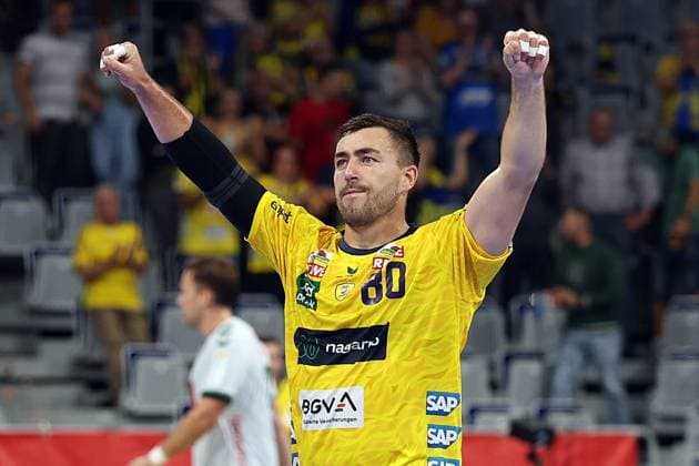 03.09.2025, xrekx, Handball Daikin HBL, Rhein Neckar Loewen - GWD Minden v.l. Jannik Kohlbacher (Rhein-Necker Loewen) Mannschaft, Spieler, jubeln nach Spielende, Team, Player, celebrate at the end of the match (DFL DFB REGULATIONS PROHIBIT ANY USE OF PHOTOGRAPHS as IMAGE SEQUENCES and or QUASI-VIDEO) Mannheim