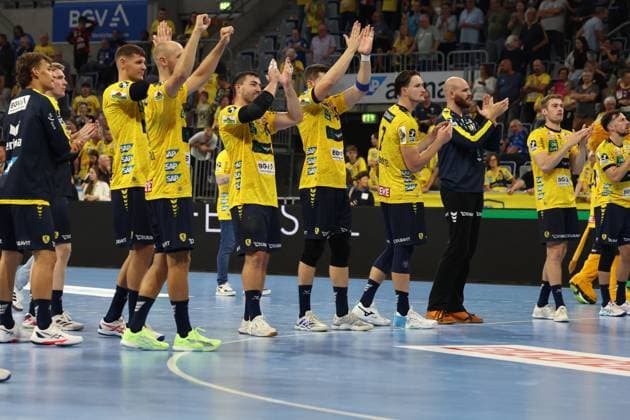 03.09.2025, xrekx, Handball Daikin HBL, Rhein Neckar Loewen - GWD Minden v.l. Jannik Kohlbacher (Rhein-Necker Loewen) bedankt bedanken sich bei den Fans, the player thanks the fans for their support (DFL DFB REGULATIONS PROHIBIT ANY USE OF PHOTOGRAPHS as IMAGE SEQUENCES and or QUASI-VIDEO) Mannheim
