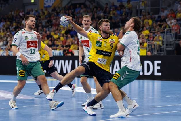 Steven Plucnar Jacobsen (Rhein Neckar Loewen) im Zweikampf mit Ian Weber (GWD Minden) und Tom Bergner (GWD Minden), Rhein Neckar Loewen vs GWD Minden, Handball, DAIKIN HBL, 2. Spieltag, Saison 2025 2026, 03.09.2025 DFB regulations prohibit any use of photographs as image sequences and or quasi-video. Rhein Neckar Loewen vs GWD Minden, Handball, DAIKIN HBL, 2. Spieltag, Saison 2025 2026, 03.09.2025 Copyright: xEibner-Pressefoto AlexanderxNeisx EP_ANS