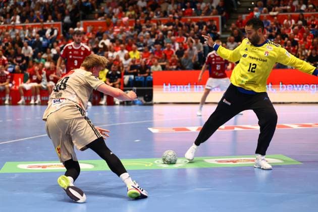 Handball I Herren I Saison 2025 2026 I Bundesliga I 2. Spieltag I HSV Hamburg - TSV Hannover-Burgdorf I 03.09.2025 Daniel Weber (58, TSV Hannover-Burgdorf) Mohamed Essam Moustafa El-Tayar (12, HSV Hamburg) Hamburg Alsterdorfer Sporthalle Hamburg Deutschland Copyright: xLobeca RalfxHomburgx