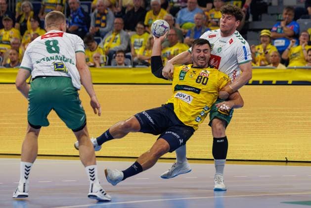 Jannik Kahlbacher (Rhein Neckar Loewen) im Zweikampf mit Karolis Antanavicius (GWD Minden) und Philipp Vorlicek (GWD Minden), Rhein Neckar Loewen vs GWD Minden, Handball, DAIKIN HBL, 2. Spieltag, Saison 2025 2026, 03.09.2025 DFB regulations prohibit any use of photographs as image sequences and or quasi-video. Rhein Neckar Loewen vs GWD Minden, Handball, DAIKIN HBL, 2. Spieltag, Saison 2025 2026, 03.09.2025 Copyright: xEibner-Pressefoto AlexanderxNeisx EP_ANS
