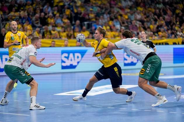 v.li.: Karolis Antanavicius (GWD, 8), Mathias Larson (RNL, 4), Tom Bergner (GWD, 28), Zweikampf, Spielszene, Duell, duel, tackle, tackling, Dynamik, Action, Aktion, 03.09.2025, Mannheim (Deutschland), Handball, Bundesliga, Rhein-Neckar Löwen - TSV GWD Minden