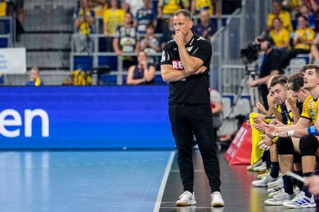 Maik Machulla (Trainer, Cheftrainer, RNL), Freisteller, Ganzkörper, Einzelbild, Einzelfoto, Aktion, Action, am Spielfeldrand, an der Seitenauslinie, 03.09.2025, Mannheim (Deutschland), Handball, Bundesliga, Rhein-Neckar Löwen - TSV GWD Minden
