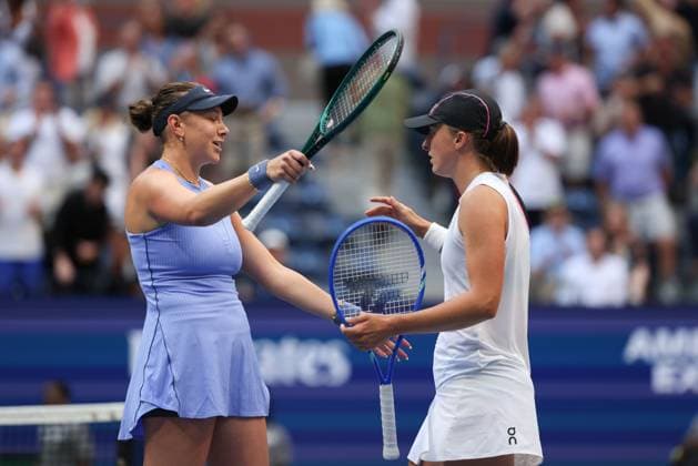 Iga Swiatek gratuliert der Siegerin Amanda Anisimova (blau) US Open Championships 2023, USTA Billie Jean King National Tennis Center, Flushing Meadows, New York, USA . Copyright: xJuergenxHasenkopfx
