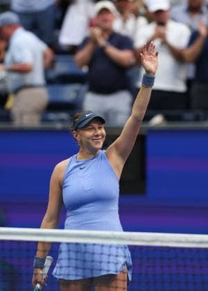 Siegerin Amanda Anisimova winkt und bedankt sich bei den Zuschauern, Fans nach dem Sieg, US Open Championships 2023, USTA Billie Jean King National Tennis Center, Flushing Meadows, New York, USA . Copyright: xJuergenxHasenkopfx