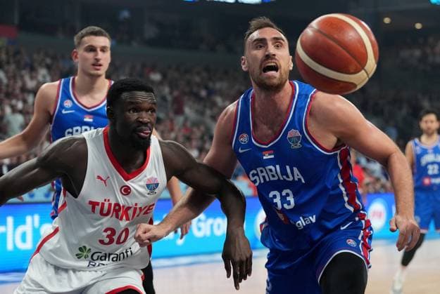 (250904) -- RIGA, Sept. 4, 2025 -- Nikola Milutinov (R) of Serbia vies with Adem Bona (front L) of T¨¹rkiye during the FIBA EuroBasket 2025 group A match between Serbia and T¨¹rkiye in Riga, Latvia, on Sept. 3, 2025. (Photo by Xinhua) (SP)LATVIA-RIGA-BASKETBALL-FIBA-EUROBASKET-SRB VS TUR EdijsxPalens 