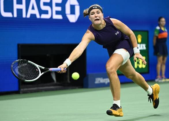 (250904) -- NEW YORK, Sept. 4, 2025 -- Karolina Muchova hits a return during the women s singles quarterfinal match between Osaka Naomi of Japan and Karolina Muchova of the Czech Republic at the 2025 US Open tennis championships in New York, the United States, Sept. 3, 2025. ) (SP)U.S.-NEW YORK-TENNIS-US OPEN-WOMEN S SINGLES-QUARTERFINALS LixRui 