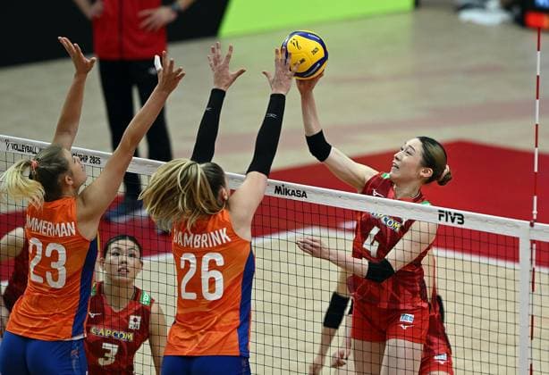 (250904) -- BANGKOK, Sept. 4, 2025 -- Ishikawa Mayu (R) of Japan competes during the quarterfinal match between the Netherlands and Japan at the Volleyball Women s World Championship, WM, Weltmeisterschaft in Bangkok, Thailand, Sept. 3, 2025. ) (SP)THAILAND-BANGKOK-VOLLEYBALL-WOMEN S WORLD CHAMPIONSHIP-THE NETHERLANDS VS JAPAN HouxZhaokang 