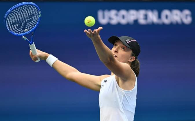 (250904) -- NEW YORK, Sept. 4, 2025 -- Iga Swiatek serves during the women s singles quarterfinal match between Amanda Anisimova of the United States and Iga Swiatek of Poland at the 2025 US Open tennis championships in New York, the United States, Sept. 3, 2025. ) (SP)U.S.-NEW YORK-TENNIS-US OPEN-WOMEN S SINGLES-QUARTERFINALS LixRui 