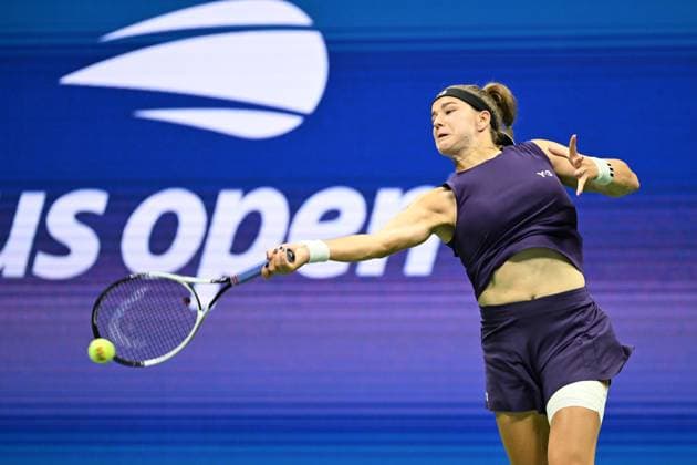 (250904) -- NEW YORK, Sept. 4, 2025 -- Karolina Muchova hits a return during the women s singles quarterfinal match between Osaka Naomi of Japan and Karolina Muchova of the Czech Republic at the 2025 US Open tennis championships in New York, the United States, Sept. 3, 2025. ) (SP)U.S.-NEW YORK-TENNIS-US OPEN-WOMEN S SINGLES-QUARTERFINALS LixRui 