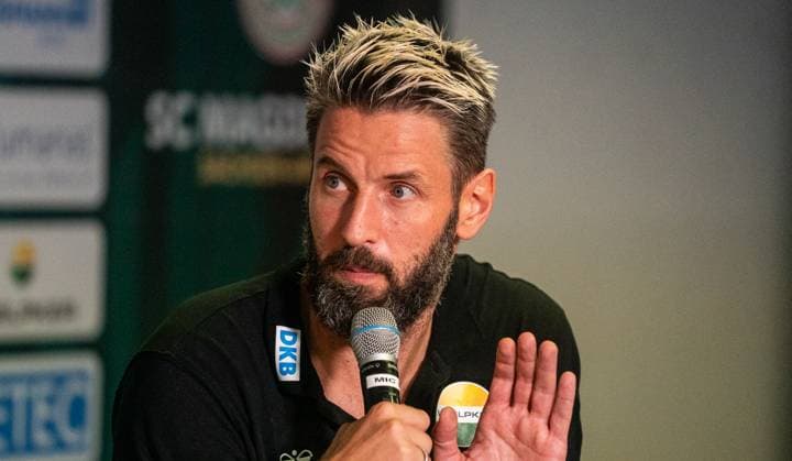 3.9.2025, Handball, Herren, HBL, 1. VBL, 1. Handball-Bundesliga, Saison 2025 26, 2. Spieltag, SC Magdeburg - ThSV Eisenach, Trainer Bennet Wiegert (SC Magdeburg) bei der Pressekonferenz nach dem Spiel. Magdeburg GETEC Arena Sachsen-Anhalt Deutschland