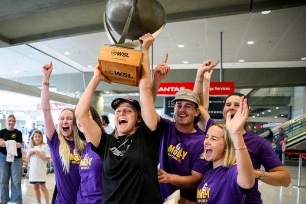 SURFING MOLLY PICKLUM ARRIVAL, Women s World Surfing champion Australian Molly Picklum holds her World Champion trophy as she celebrates with family and friends after arriving home from Fiji at Sydney Airport in Sydney, Thursday, September 4, 2025. Molly Picklum became the 2025 World Champion after winning the World Surf League (WSL) Finals in Fiji, her first World Title. ( NO ARCHIVING SYDNEY NEW SOUTH WALES AUSTRALIA  Copyright: xBIANCAxDExMARCHIx 20250904111484142599