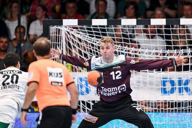 Goeppingen, Deutschland, 03.09.25: Tim Freihoefer (Füchse Berlin) un Torwart Kristian Saveras (FRISCH AUF! Goeppingen) im Zweikampf waehrend des Daikin Handball Bundesliga Spiels zwischen FRISCH AUF! Goeppingen vs Füchse Berlin in der EWS Arena am 03. September 2025 in Goeppingen, Deutschland. (Foto von Harry Langer DeFodi Images) Goeppingen, Germany, 03.09.25: Tim Freihoefer (Füchse Berlin) un Torwart Kristian Saveras (FRISCH AUF! Goeppingen) battle for the ball during the Daikin Handball Bundesliga match between FRISCH AUF! Goeppingen vs Füchse Berlin at EWS Arena on September 3, 2025 in Goeppingen, Germany. (Photo by Harry Langer DeFodi Images) (Photo by Harry Langer DeFodi Images)