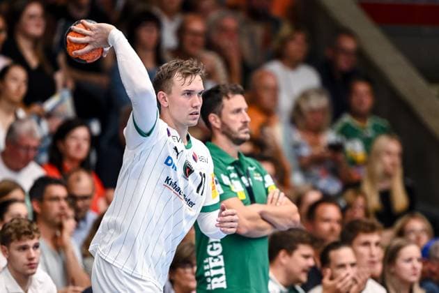 Goeppingen, Deutschland, 03.09.25: Lasse Bredekjaer Andersson (Füchse Berlin) in Aktion, am Ball, Einzelaktion waehrend des Daikin Handball Bundesliga Spiels zwischen FRISCH AUF! Goeppingen vs Füchse Berlin in der EWS Arena am 03. September 2025 in Goeppingen, Deutschland. (Foto von Harry Langer DeFodi Images) Goeppingen, Germany, 03.09.25: Lasse Bredekjaer Andersson (Füchse Berlin) controls the Ball during the Daikin Handball Bundesliga match between FRISCH AUF! Goeppingen vs Füchse Berlin at EWS Arena on September 3, 2025 in Goeppingen, Germany. (Photo by Harry Langer DeFodi Images) (Photo by Harry Langer DeFodi Images)