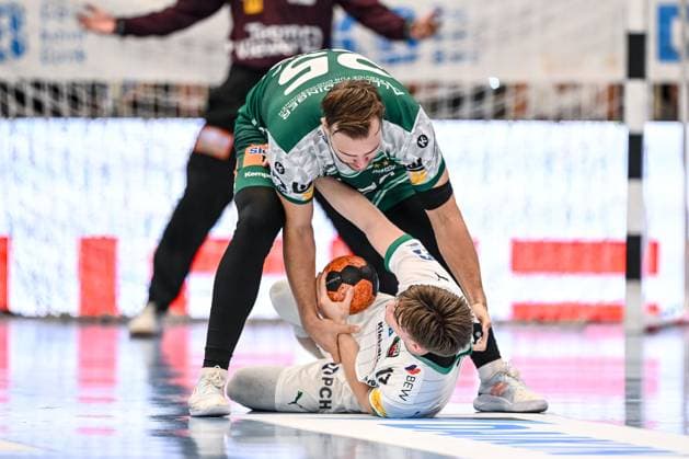 Goeppingen, Deutschland, 03.09.25: Ludvig Jurmala Astroem (FRISCH AUF! Goeppingen) und Nils Lichtlein (Füchse Berlin) im Zweikampf waehrend des Daikin Handball Bundesliga Spiels zwischen FRISCH AUF! Goeppingen vs Füchse Berlin in der EWS Arena am 03. September 2025 in Goeppingen, Deutschland. (Foto von Harry Langer DeFodi Images) Goeppingen, Germany, 03.09.25: Ludvig Jurmala Astroem (FRISCH AUF! Goeppingen) und Nils Lichtlein (Füchse Berlin) battle for the ball during the Daikin Handball Bundesliga match between FRISCH AUF! Goeppingen vs Füchse Berlin at EWS Arena on September 3, 2025 in Goeppingen, Germany. (Photo by Harry Langer DeFodi Images) (Photo by Harry Langer DeFodi Images)