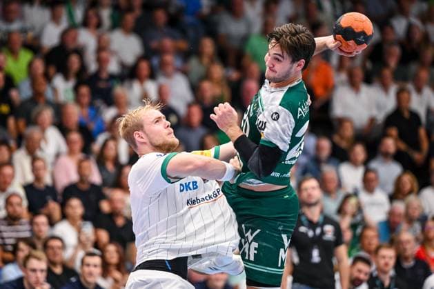 Goeppingen, Deutschland, 03.09.25: Langhoff Matthes (Füchse Berlin) und Ludvig Hallbaeck (FRISCH AUF! Goeppingen) im Zweikampf waehrend des Daikin Handball Bundesliga Spiels zwischen FRISCH AUF! Goeppingen vs Füchse Berlin in der EWS Arena am 03. September 2025 in Goeppingen, Deutschland. (Foto von Harry Langer DeFodi Images) Goeppingen, Germany, 03.09.25: Langhoff Matthes (Füchse Berlin) und Ludvig Hallbaeck (FRISCH AUF! Goeppingen) battle for the ball during the Daikin Handball Bundesliga match between FRISCH AUF! Goeppingen vs Füchse Berlin at EWS Arena on September 3, 2025 in Goeppingen, Germany. (Photo by Harry Langer DeFodi Images) (Photo by Harry Langer DeFodi Images)