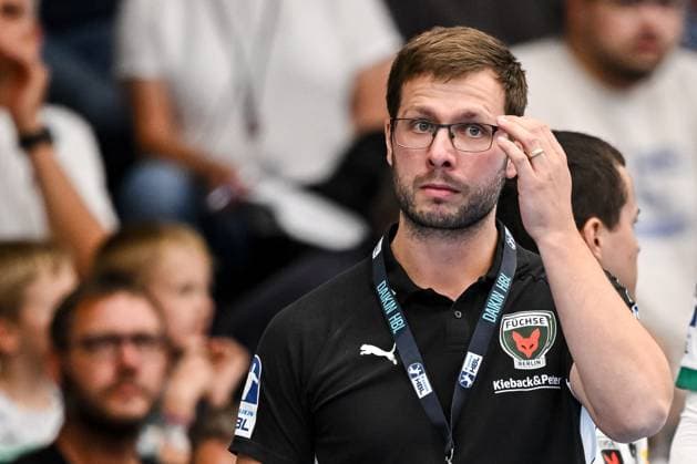 Goeppingen, Deutschland, 03.09.25: Trainer Jaron Siewert (Füchse Berlin) gestikuliert, gestik waehrend des Daikin Handball Bundesliga Spiels zwischen FRISCH AUF! Goeppingen vs Füchse Berlin in der EWS Arena am 03. September 2025 in Goeppingen, Deutschland. (Foto von Harry Langer DeFodi Images) Goeppingen, Germany, 03.09.25: Trainer Jaron Siewert (Füchse Berlin) gestures during the Daikin Handball Bundesliga match between FRISCH AUF! Goeppingen vs Füchse Berlin at EWS Arena on September 3, 2025 in Goeppingen, Germany. (Photo by Harry Langer DeFodi Images) (Photo by Harry Langer DeFodi Images)