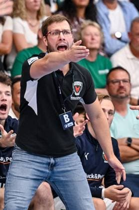 Goeppingen, Deutschland, 03.09.25: Trainer Jaron Siewert (Füchse Berlin) gestikuliert, gestik waehrend des Daikin Handball Bundesliga Spiels zwischen FRISCH AUF! Goeppingen vs Füchse Berlin in der EWS Arena am 03. September 2025 in Goeppingen, Deutschland. (Foto von Harry Langer DeFodi Images) Goeppingen, Germany, 03.09.25: Trainer Jaron Siewert (Füchse Berlin) gestures during the Daikin Handball Bundesliga match between FRISCH AUF! Goeppingen vs Füchse Berlin at EWS Arena on September 3, 2025 in Goeppingen, Germany. (Photo by Harry Langer DeFodi Images) (Photo by Harry Langer DeFodi Images)