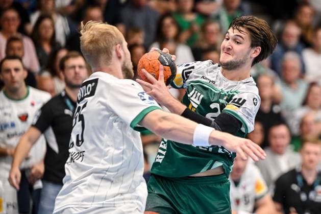 Goeppingen, Deutschland, 03.09.25: Langhoff Matthes (Füchse Berlin) und Ludvig Hallbaeck (FRISCH AUF! Goeppingen) im Zweikampf waehrend des Daikin Handball Bundesliga Spiels zwischen FRISCH AUF! Goeppingen vs Füchse Berlin in der EWS Arena am 03. September 2025 in Goeppingen, Deutschland. (Foto von Harry Langer DeFodi Images) Goeppingen, Germany, 03.09.25: Langhoff Matthes (Füchse Berlin) und Ludvig Hallbaeck (FRISCH AUF! Goeppingen) battle for the ball during the Daikin Handball Bundesliga match between FRISCH AUF! Goeppingen vs Füchse Berlin at EWS Arena on September 3, 2025 in Goeppingen, Germany. (Photo by Harry Langer DeFodi Images) (Photo by Harry Langer DeFodi Images)