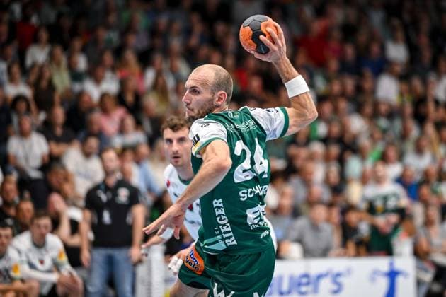 Goeppingen, Deutschland, 03.09.25: Marcel Schiller (FRISCH AUF! Goeppingen) in Aktion, am Ball, Einzelaktion waehrend des Daikin Handball Bundesliga Spiels zwischen FRISCH AUF! Goeppingen vs Füchse Berlin in der EWS Arena am 03. September 2025 in Goeppingen, Deutschland. (Foto von Harry Langer DeFodi Images) Goeppingen, Germany, 03.09.25: Marcel Schiller (FRISCH AUF! Goeppingen) controls the Ball during the Daikin Handball Bundesliga match between FRISCH AUF! Goeppingen vs Füchse Berlin at EWS Arena on September 3, 2025 in Goeppingen, Germany. (Photo by Harry Langer DeFodi Images) (Photo by Harry Langer DeFodi Images)