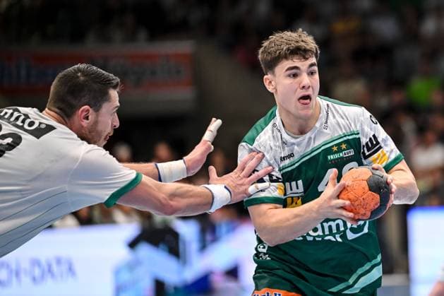 Goeppingen, Deutschland, 03.09.25: Mijajlo Marsenic (Füchse Berlin) und Elias Newel (FRISCH AUF! Goeppingen) im Zweikampf waehrend des Daikin Handball Bundesliga Spiels zwischen FRISCH AUF! Goeppingen vs Füchse Berlin in der EWS Arena am 03. September 2025 in Goeppingen, Deutschland. (Foto von Harry Langer DeFodi Images) Goeppingen, Germany, 03.09.25: Mijajlo Marsenic (Füchse Berlin) und Elias Newel (FRISCH AUF! Goeppingen) battle for the ball during the Daikin Handball Bundesliga match between FRISCH AUF! Goeppingen vs Füchse Berlin at EWS Arena on September 3, 2025 in Goeppingen, Germany. (Photo by Harry Langer DeFodi Images) (Photo by Harry Langer DeFodi Images)