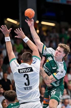 Goeppingen, Deutschland, 03.09.25: Fabian Wiede (Füchse Berlin) und Victor Kloeve (FRISCH AUF! Goeppingen) im Zweikampf waehrend des Daikin Handball Bundesliga Spiels zwischen FRISCH AUF! Goeppingen vs Füchse Berlin in der EWS Arena am 03. September 2025 in Goeppingen, Deutschland. (Foto von Harry Langer DeFodi Images) Goeppingen, Germany, 03.09.25: Fabian Wiede (Füchse Berlin) und Victor Kloeve (FRISCH AUF! Goeppingen) battle for the ball during the Daikin Handball Bundesliga match between FRISCH AUF! Goeppingen vs Füchse Berlin at EWS Arena on September 3, 2025 in Goeppingen, Germany. (Photo by Harry Langer DeFodi Images) (Photo by Harry Langer DeFodi Images)