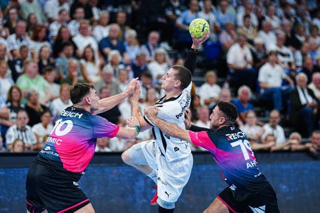 Josip Simic (HSG Wetzlar, 10), Elias Ellefsen a Skipagotu (THW Kiel, 71), Ahmed Nafea (HSG Wetzlar, 79) GER, THW Kiel vs. HSG Wetzlar, Handball, 1. Bundesliga, Spieltag 2, Saison 2025 2026, 03.09.2025 GER, THW Kiel vs. HSG Wetzlar, Handball, 1. Bundesliga, Spieltag 2, Saison 2025 2026, 03.09.2025 Kiel Copyright: xEibner-Pressefoto MarcelxvonxFehrnx EP_MFN