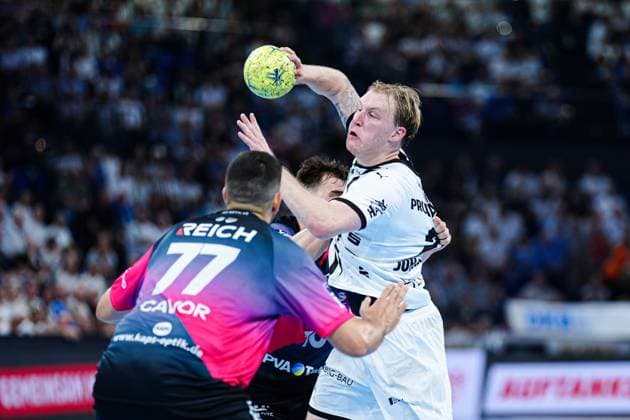 Stefan Cavor (HSG Wetzlar, 77), Eric Johansson (THW Kiel, 21) GER, THW Kiel vs. HSG Wetzlar, Handball, 1. Bundesliga, Spieltag 2, Saison 2025 2026, 03.09.2025 GER, THW Kiel vs. HSG Wetzlar, Handball, 1. Bundesliga, Spieltag 2, Saison 2025 2026, 03.09.2025 Kiel Copyright: xEibner-Pressefoto MarcelxvonxFehrnx EP_MFN