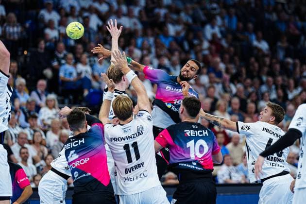 Wurf Tor Philipp Ahouansou (HSG Wetzlar, 19) GER, THW Kiel vs. HSG Wetzlar, Handball, 1. Bundesliga, Spieltag 2, Saison 2025 2026, 03.09.2025 GER, THW Kiel vs. HSG Wetzlar, Handball, 1. Bundesliga, Spieltag 2, Saison 2025 2026, 03.09.2025 Kiel Copyright: xEibner-Pressefoto MarcelxvonxFehrnx EP_MFN