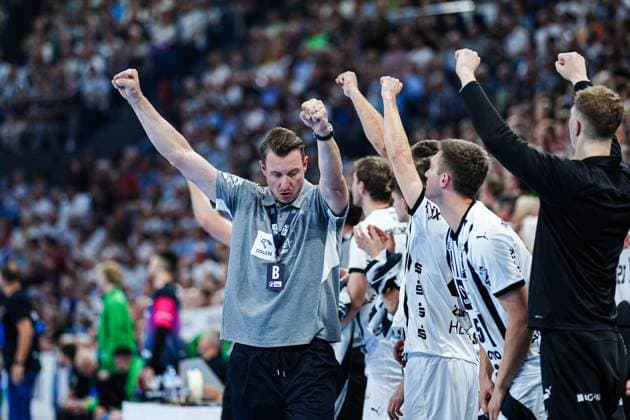 Torjubel Filip Jicha (THW Kiel, Trainer) GER, THW Kiel vs. HSG Wetzlar, Handball, 1. Bundesliga, Spieltag 2, Saison 2025 2026, 03.09.2025 GER, THW Kiel vs. HSG Wetzlar, Handball, 1. Bundesliga, Spieltag 2, Saison 2025 2026, 03.09.2025 Kiel Copyright: xEibner-Pressefoto MarcelxvonxFehrnx EP_MFN