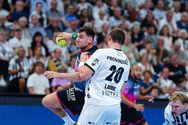 Wurf Tor Josip Simic (HSG Wetzlar, 10), Lucas Laube (THW Kiel, 20) GER, THW Kiel vs. HSG Wetzlar, Handball, 1. Bundesliga, Spieltag 2, Saison 2025 2026, 03.09.2025 GER, THW Kiel vs. HSG Wetzlar, Handball, 1. Bundesliga, Spieltag 2, Saison 2025 2026, 03.09.2025 Kiel Copyright: xEibner-Pressefoto MarcelxvonxFehrnx EP_MFN