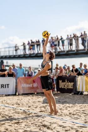 Beachvolleyball I Deutsche Meisterschaften 2025 I Timmendorfer Strand I Tag 1 I 04.09.2025 Aufschlag Janne Uhl (Eintracht Spontent) Timmendorfer Strand Schleswig-Holstein Deutschland Copyright: xLobeca JasperxLorenzx