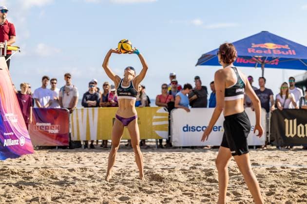 Beachvolleyball I Deutsche Meisterschaften 2025 I Timmendorfer Strand I Tag 1 I 04.09.2025 Zuspiel Paula Schürholz (Eintracht Spontent) für Janne Uhl (Eintracht Spontent) Timmendorfer Strand Schleswig-Holstein Deutschland Copyright: xLobeca JasperxLorenzx