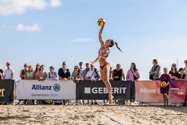 Beachvolleyball I Deutsche Meisterschaften 2025 I Timmendorfer Strand I Tag 1 I 04.09.2025 Aufschlag Sophie Sarnighausen (Hauptstadt Beacher) Timmendorfer Strand Schleswig-Holstein Deutschland Copyright: xLobeca JasperxLorenzx