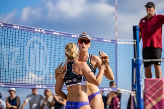 Beachvolleyball I Deutsche Meisterschaften 2025 I Timmendorfer Strand I Tag 1 I 04.09.2025 Karla Borger (Eintracht Spontent) und Hanna-Marie Schieder (Eintracht Spontent e.V.) klatschen sich ab Timmendorfer Strand Schleswig-Holstein Deutschland Copyright: xLobeca JasperxLorenzx