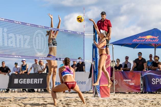 Beachvolleyball I Deutsche Meisterschaften 2025 I Timmendorfer Strand I Tag 1 I 04.09.2025 Im Block Hanna-Marie Schieder (Eintracht Spontent e.V.) gegen den Angriff von Maja Rosko (Hauptstadt Beacher) Timmendorfer Strand Schleswig-Holstein Deutschland Copyright: xLobeca JasperxLorenzx