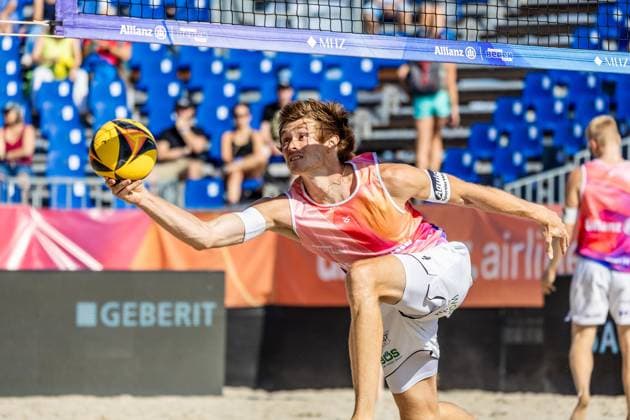 Beachvolleyball I Deutsche Meisterschaften 2025 I Timmendorfer Strand I Tag 1 I 04.09.2025 Peter Wolf (Eintracht Spontent) spielt einarmig den Ball Timmendorfer Strand Schleswig-Holstein Deutschland Copyright: xLobeca JasperxLorenzx