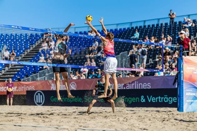 Beachvolleyball I Deutsche Meisterschaften 2025 I Timmendorfer Strand I Tag 1 I 04.09.2025 Nils Ehlers (ETV Hamburg) im Angriff gegen den Block von Peter Wolf (Eintracht Spontent) Timmendorfer Strand Schleswig-Holstein Deutschland Copyright: xLobeca JasperxLorenzx