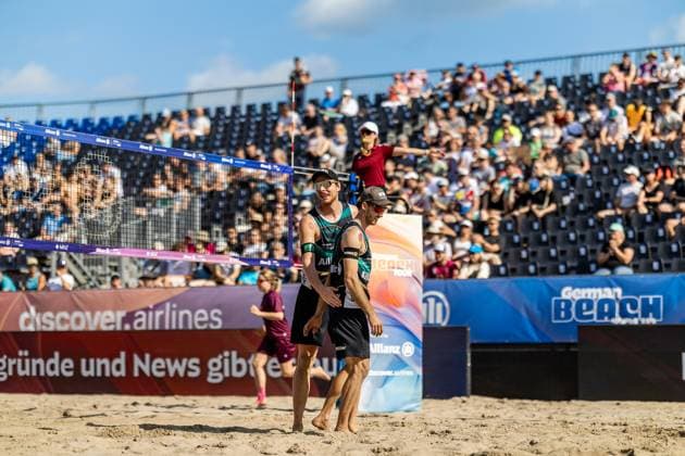 Beachvolleyball I Deutsche Meisterschaften 2025 I Timmendorfer Strand I Tag 1 I 04.09.2025 Nils Ehlers (ETV Hamburg) und Clemens Wickler (ETV Hamburg) klatschen sich ab Timmendorfer Strand Schleswig-Holstein Deutschland Copyright: xLobeca JasperxLorenzx