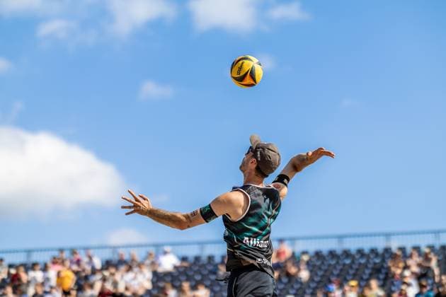 Beachvolleyball I Deutsche Meisterschaften 2025 I Timmendorfer Strand I Tag 1 I 04.09.2025 Aufschlag Clemens Wickler (ETV Hamburg) Timmendorfer Strand Schleswig-Holstein Deutschland Copyright: xLobeca JasperxLorenzx