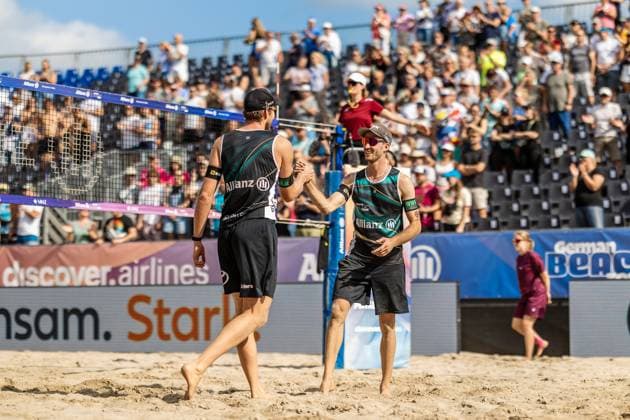 Beachvolleyball I Deutsche Meisterschaften 2025 I Timmendorfer Strand I Tag 1 I 04.09.2025 Nils Ehlers (ETV Hamburg) und Clemens Wickler (ETV Hamburg) jubeln nach ihrem Sieg Timmendorfer Strand Schleswig-Holstein Deutschland Copyright: xLobeca JasperxLorenzx