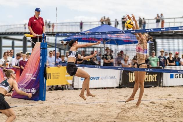 Beachvolleyball I Deutsche Meisterschaften 2025 I Timmendorfer Strand I Tag 1 I 04.09.2025 Lisa-Sophie Kotzan (Füchse Berlin Reinickendorf e. V.) schlägt in den Block von Elea Beutel (SC Potsdam) Timmendorfer Strand Schleswig-Holstein Deutschland Copyright: xLobeca JasperxLorenzx